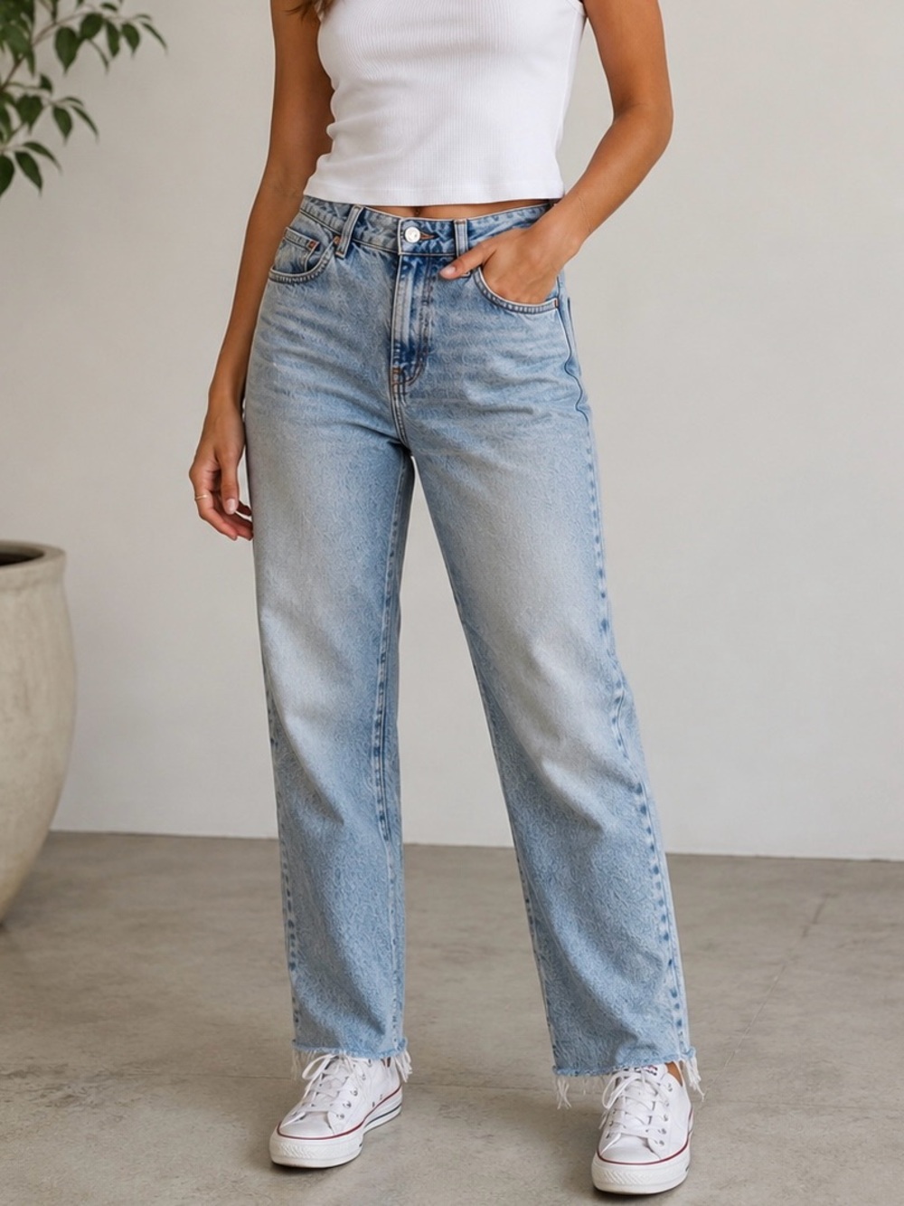 Zara Relaxed Straight Leg‎ Jeans Women's 6 Light Wash Raw Hem Distressed Bottom✅
